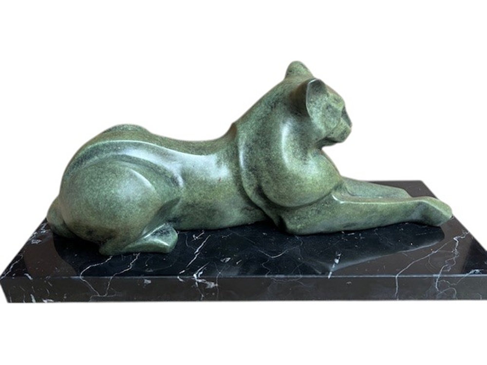 Bronzefigur Bronzeskulptur Modern Liegende Katze grün Länge 35 cm Dekofigur Abstrakte Skulptur