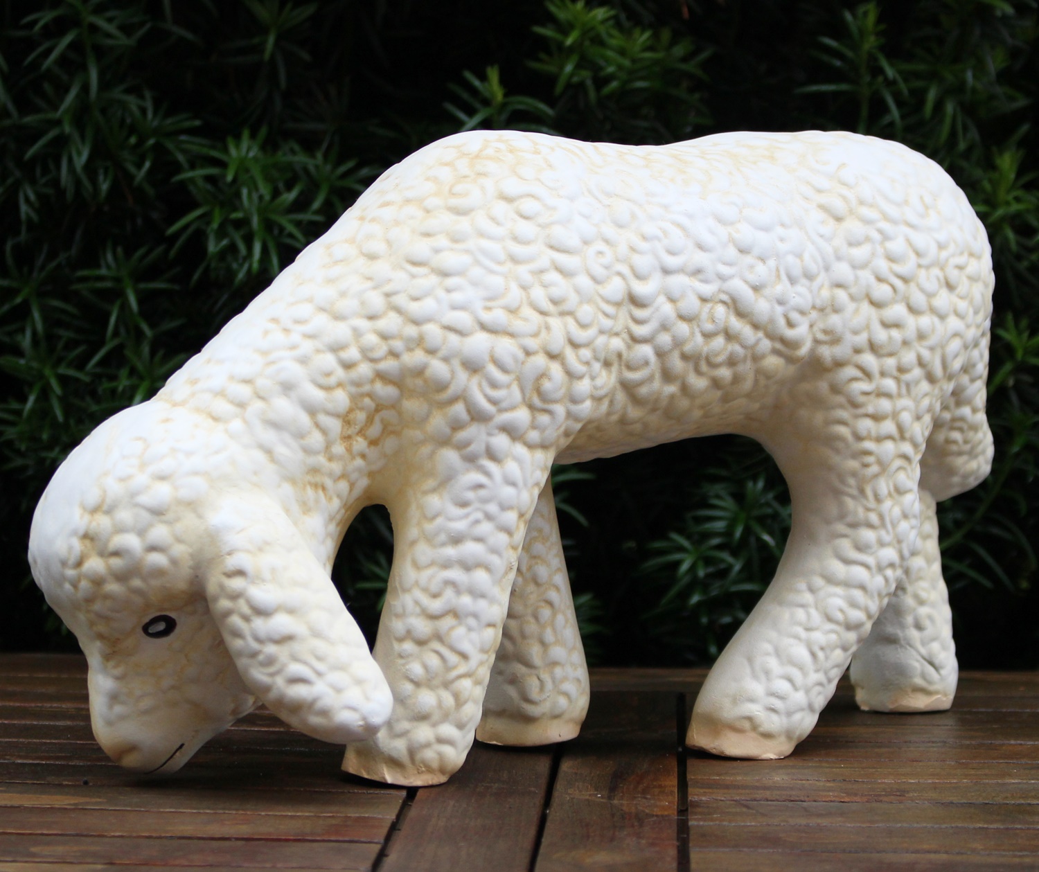 Deko Figur Lamm stehend Kopf nach unten H 20 cm Lämmchen Gartenfigur aus Kunstharz