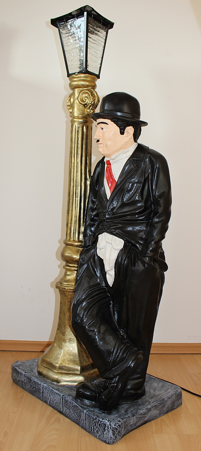 Dekorationsfigur Komiker Schauspieler Charlie Chaplin stehend an elektr. Laterne Deko Figur H 125cm
