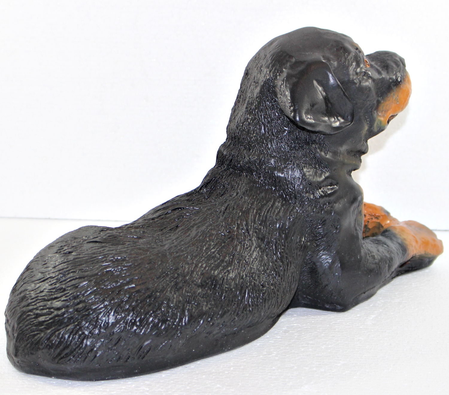 Dekorationsfigur Hund Rottweiler Welpe liegend  H 20 cm Dekofigur aus Kunstharz