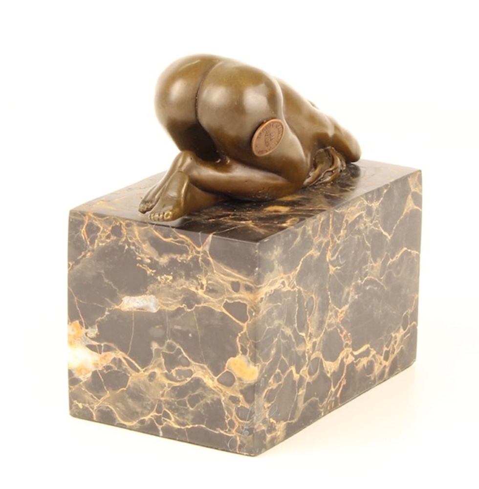 Bronzefigur weiblicher Akt liegend über Knien H 13,5 cm Bronzeskulptur Frauenakt aus Bronze