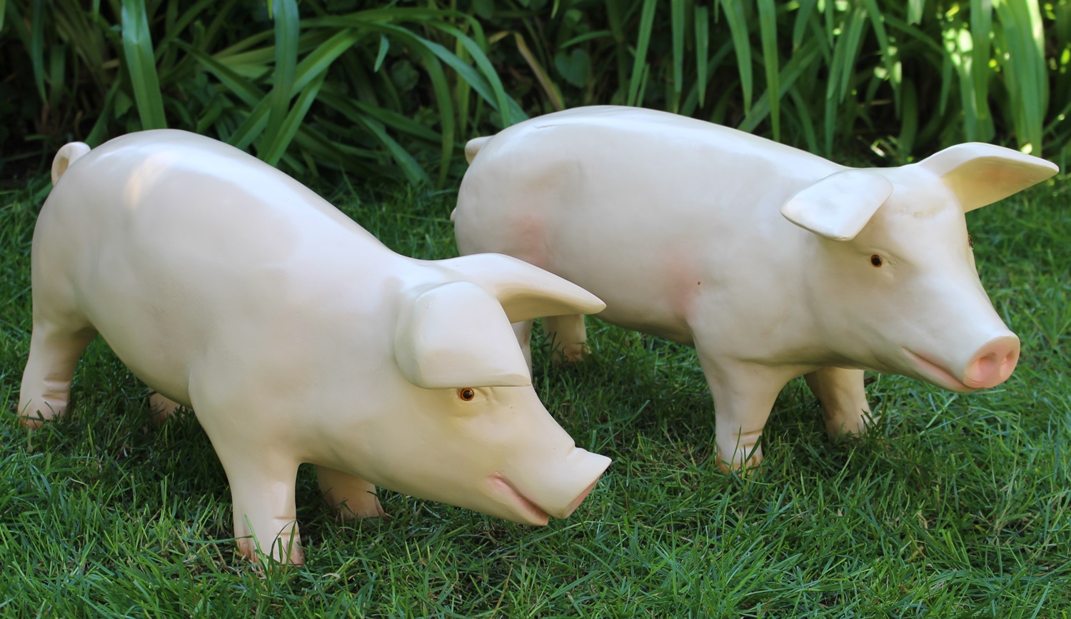 Dekofiguren Tierfiguren Schweine Ferkel stehend links rechts H 26/27 cm Figuren 2-er Satz Kunstharz