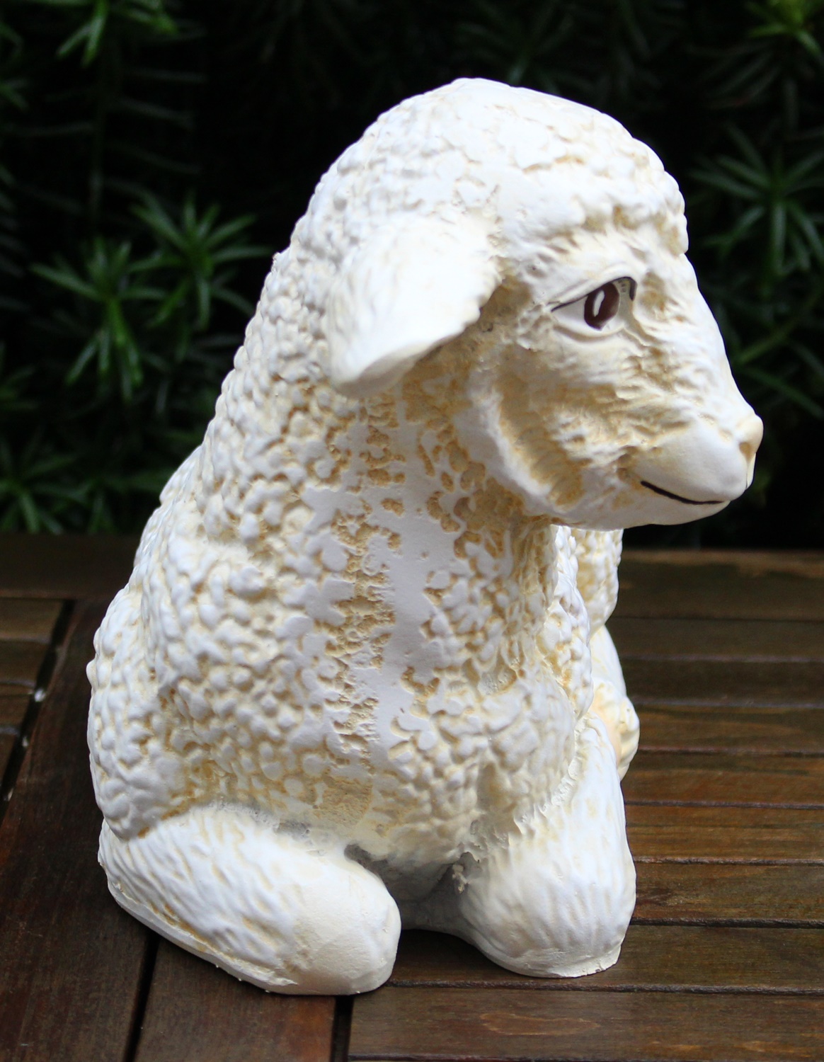 Deko Figur Lamm liegend Kopf gerade H 18 cm Lämmchen Gartenfigur aus Kunstharz