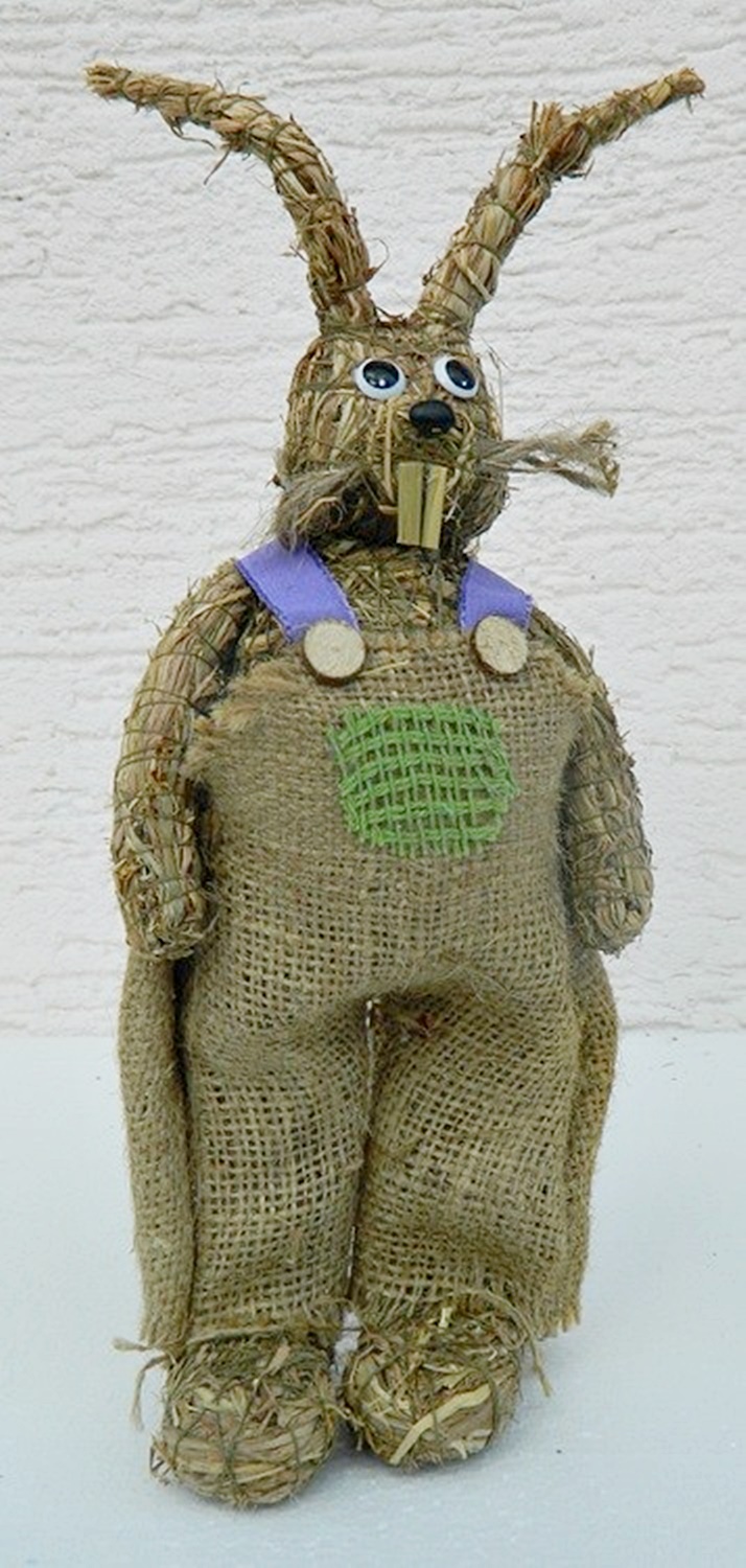Deko Figur Hase H 28 cm stehend mit Latzhose Heufigur Osterdeko aus Naturmaterial Heu zum Basteln