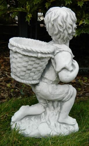 Beton Figur Junge mit Tragekorb zum Bepflanzen H 40 cm Dekofigur und Gartenskulptur