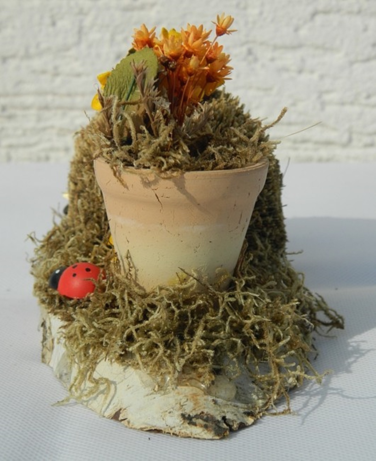 Deko Heu Figur Igel auf Birkescheibe mit Töpfchen dekoriert aus Naturmaterial Heudeko Basteln