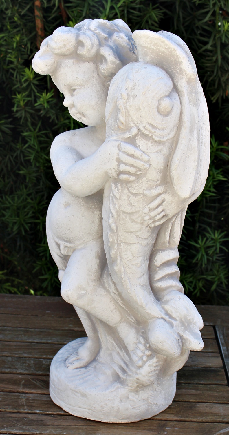 Beton Figur Statue Putte mit Fisch als Wasserspeier (ohne Schlauch) H 42 cm Dekofigur Gartenskulptur