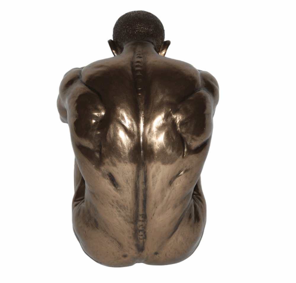 Deko Figur Body Talk Kollektion Nackter Mann kniend H 17 cm Bodybuilder Arme umschlungen Skulptur