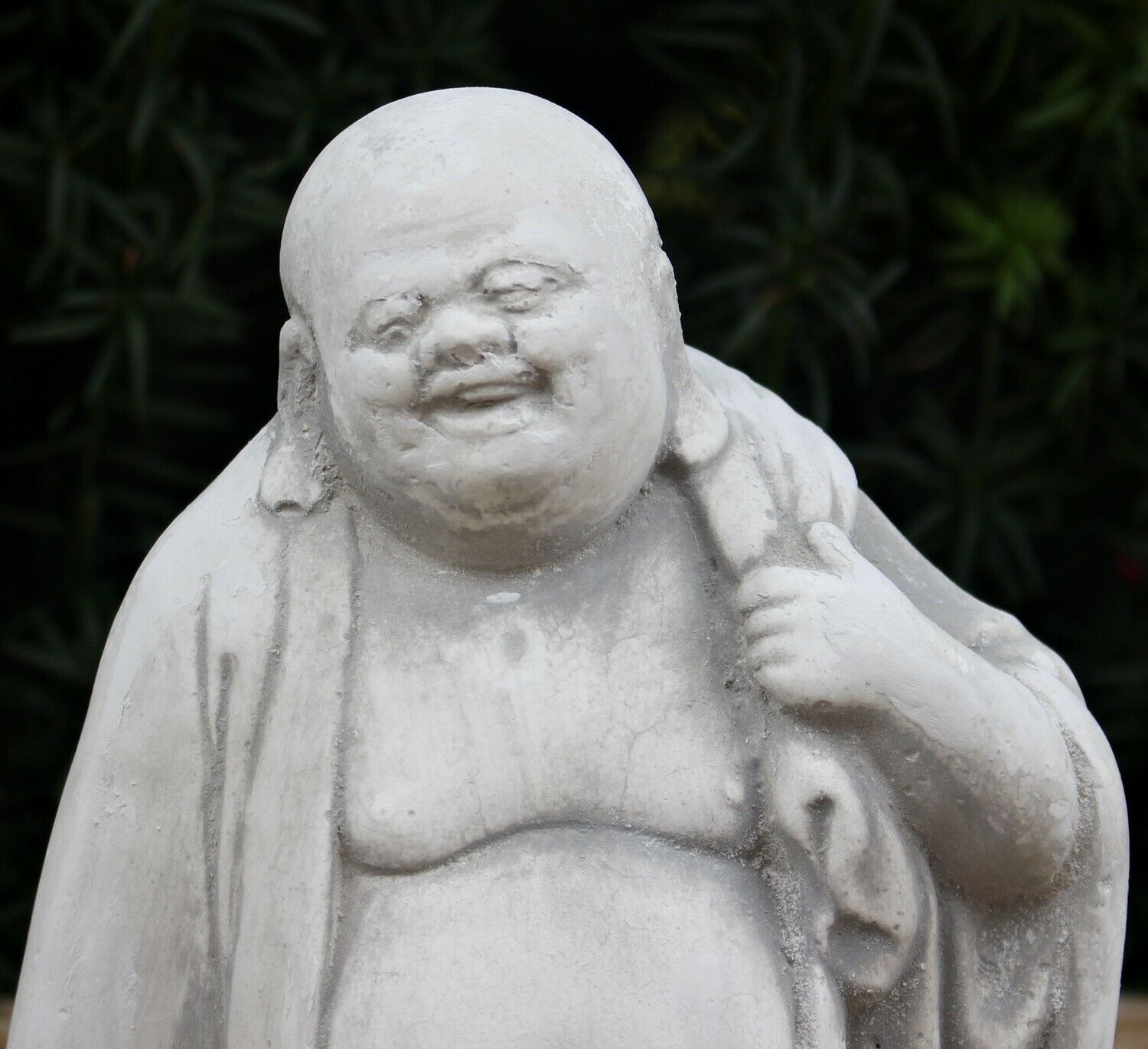 Beton Figur  Lachender Buddha H 28 cm gehend Dekofigur und Gartenskulptur