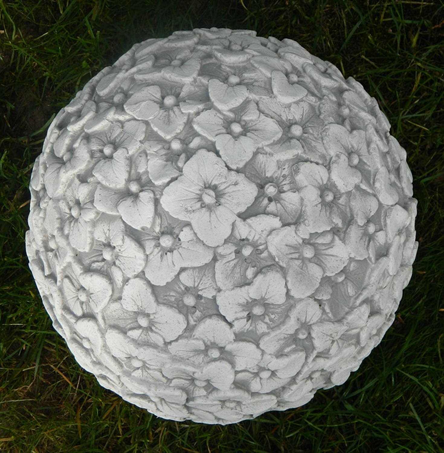 Beton Figur Kugel mit Blumenmotiv H 21 cm Dekoelement und Gartenskulptur