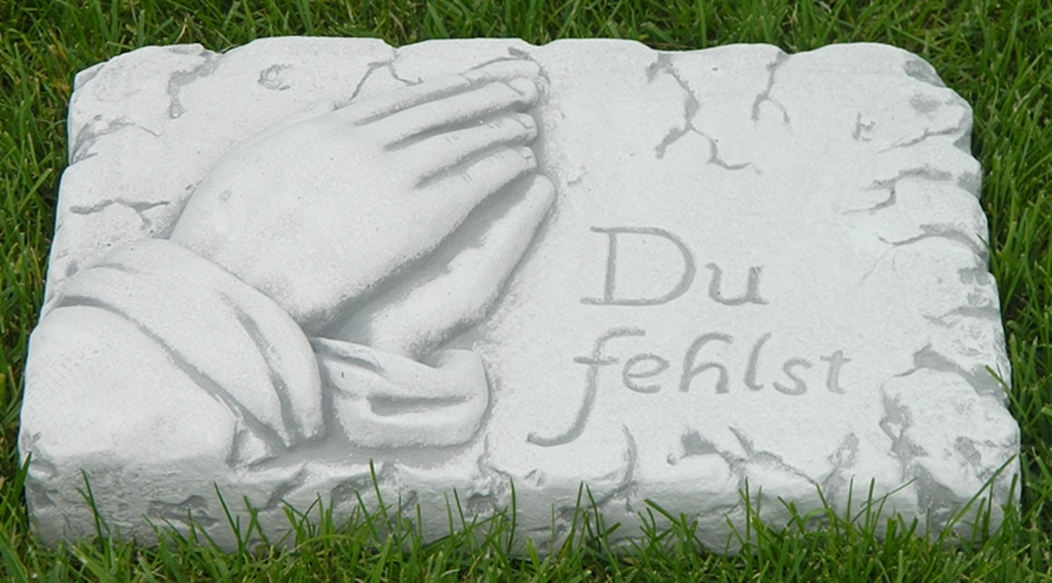 Beton Figur Tafel mit Aufschrift  Du fehlst " Länge 30 cm Grabdekoration"