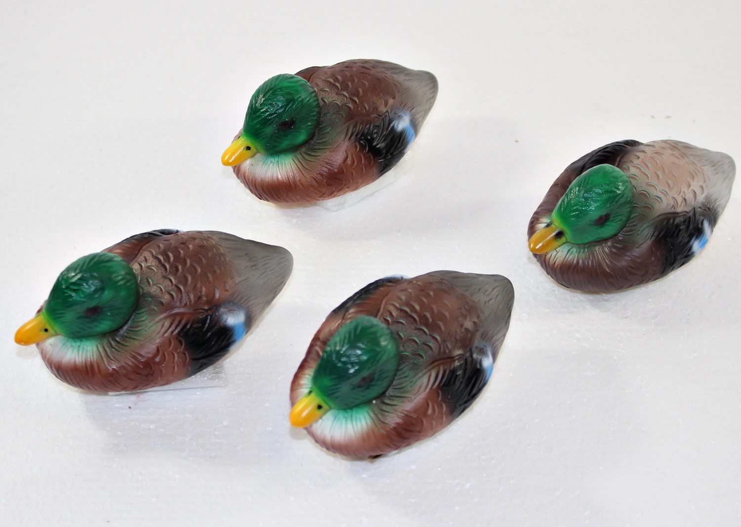 Deko Garten Figur Dekofigur Gartenfigur Teichfigur vier Schwimmente Entlein aus Kunststoff Höhe 7 cm