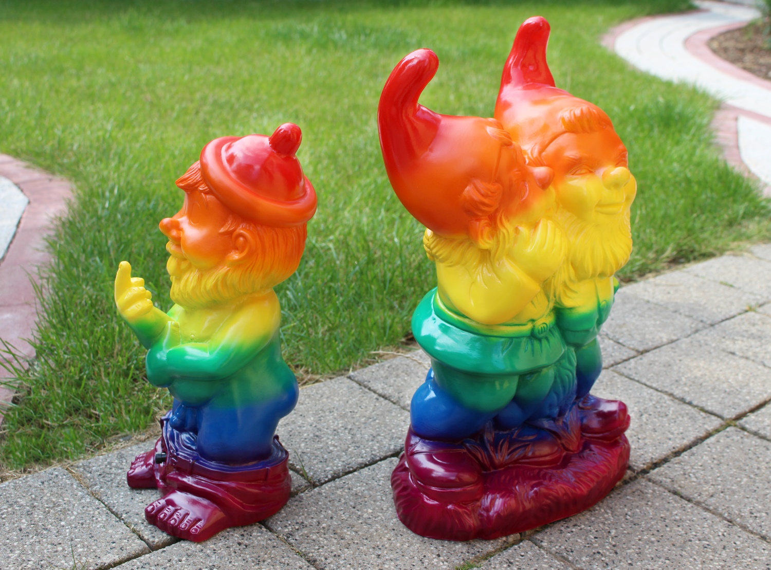 Set: 2-er Satz Gartenzwerge Zwerg Mittelfinger Bewegungsmelder u. schwules Paar Regenbogen Pride