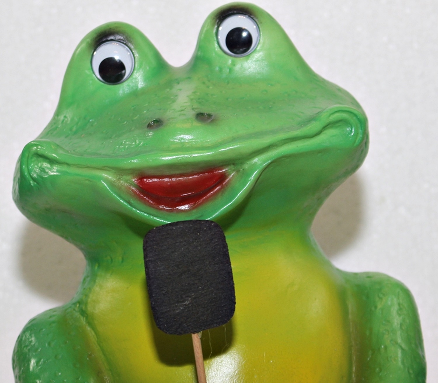 Deko Figur lustiger Frosch badend im Zuber H 28 cm mit Scherz Bewegungsmelder Quak Gartenfigur