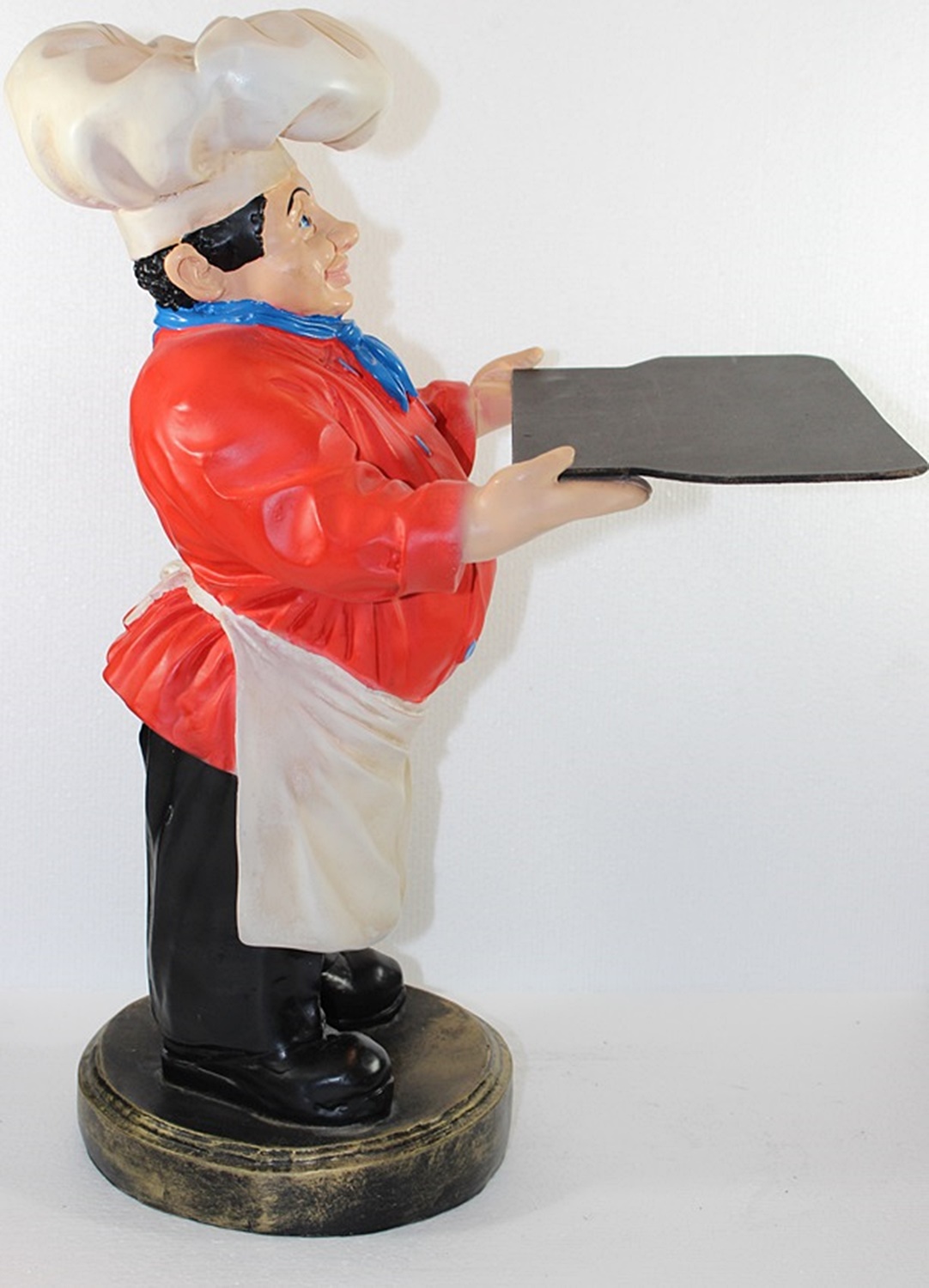 Deko Figur Koch rotes Hemd mit Tablett Kochfigur H 48 cm Gastrofigur stehend aus Kunstharz