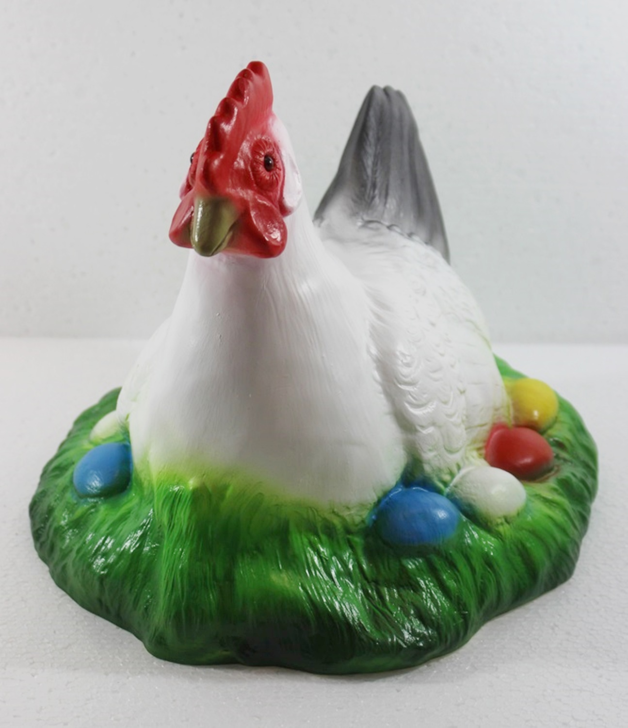 Deko Garten Figur Tierfigur Henne auf Nest mit bunten Eiern sitzend aus Kunststoff Höhe 23 cm