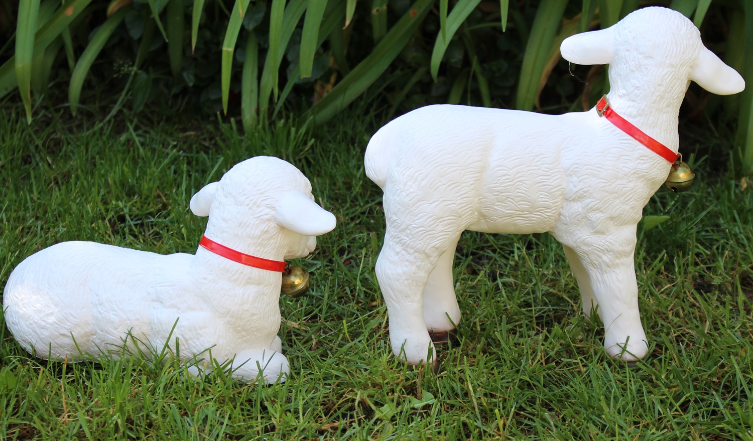 Deko Figur Gartenfigur Tierfiguren Lämmlein Lämmer stehend und liegend als 2-er Satz aus Kunststoff