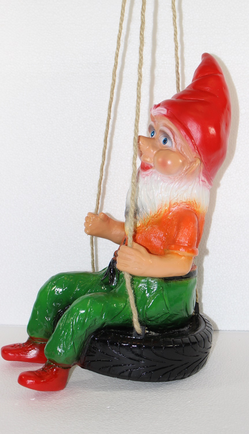 Gartenzwerg Deko Garten Figur Zwerg sitzend auf Reifenschaukel (3 Seile) aus Kunststoff H 38 cm