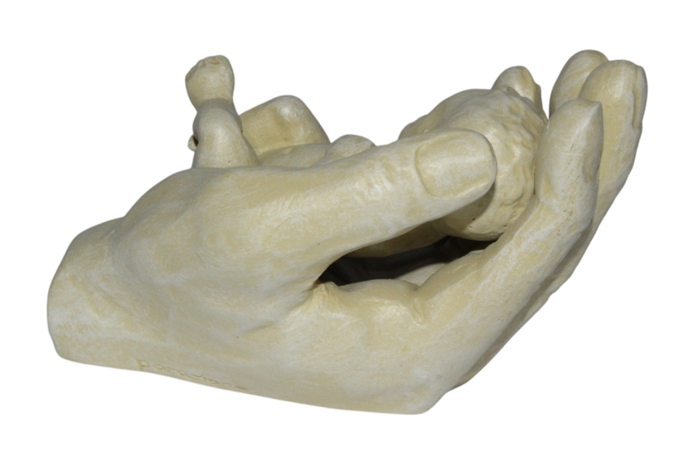 "In seiner Hand“ Dekofigur schützende Hand mit Kind, L 9 cm Symbol zur Taufe, Geburt & Erinnerung