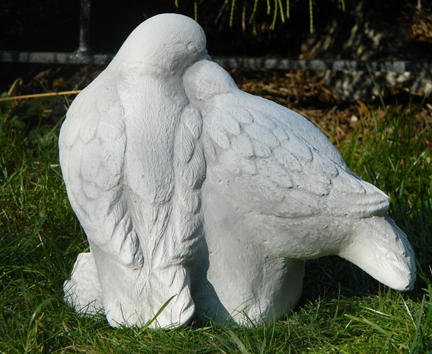 Beton Figur Vogelfigur Tauben Paar mit Nachwuchs H 19 cm Dekofigur und Gartenfigur
