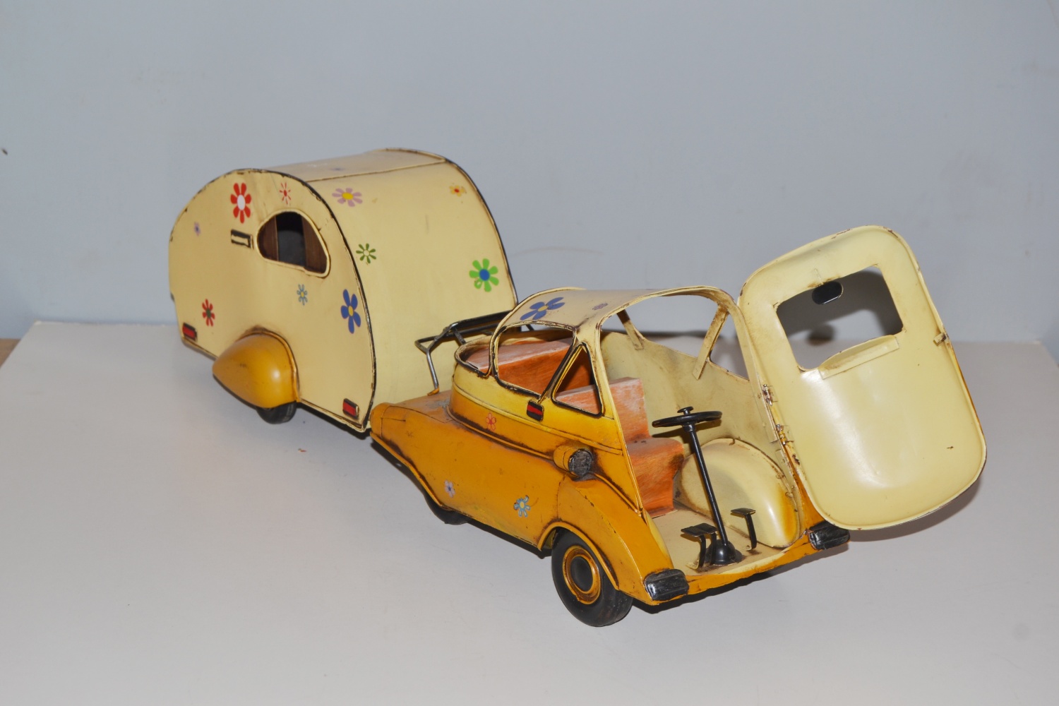 Blechauto Nostalgie Modellauto Oldtimer Automarke BMW Isetta Modell Wohnwagen aus Blech L 53 cm
