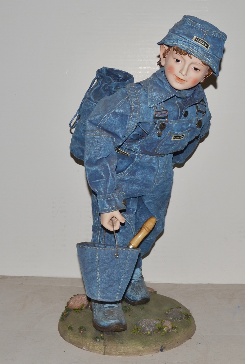 Deko Figur Junge in Jeans stehend mit Rucksack und Eimer H 74 cm Dekofigur aus Resin