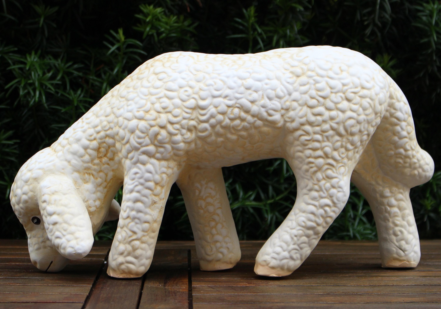 Deko Figur Lamm stehend Kopf nach unten H 20 cm Lämmchen Gartenfigur aus Kunstharz