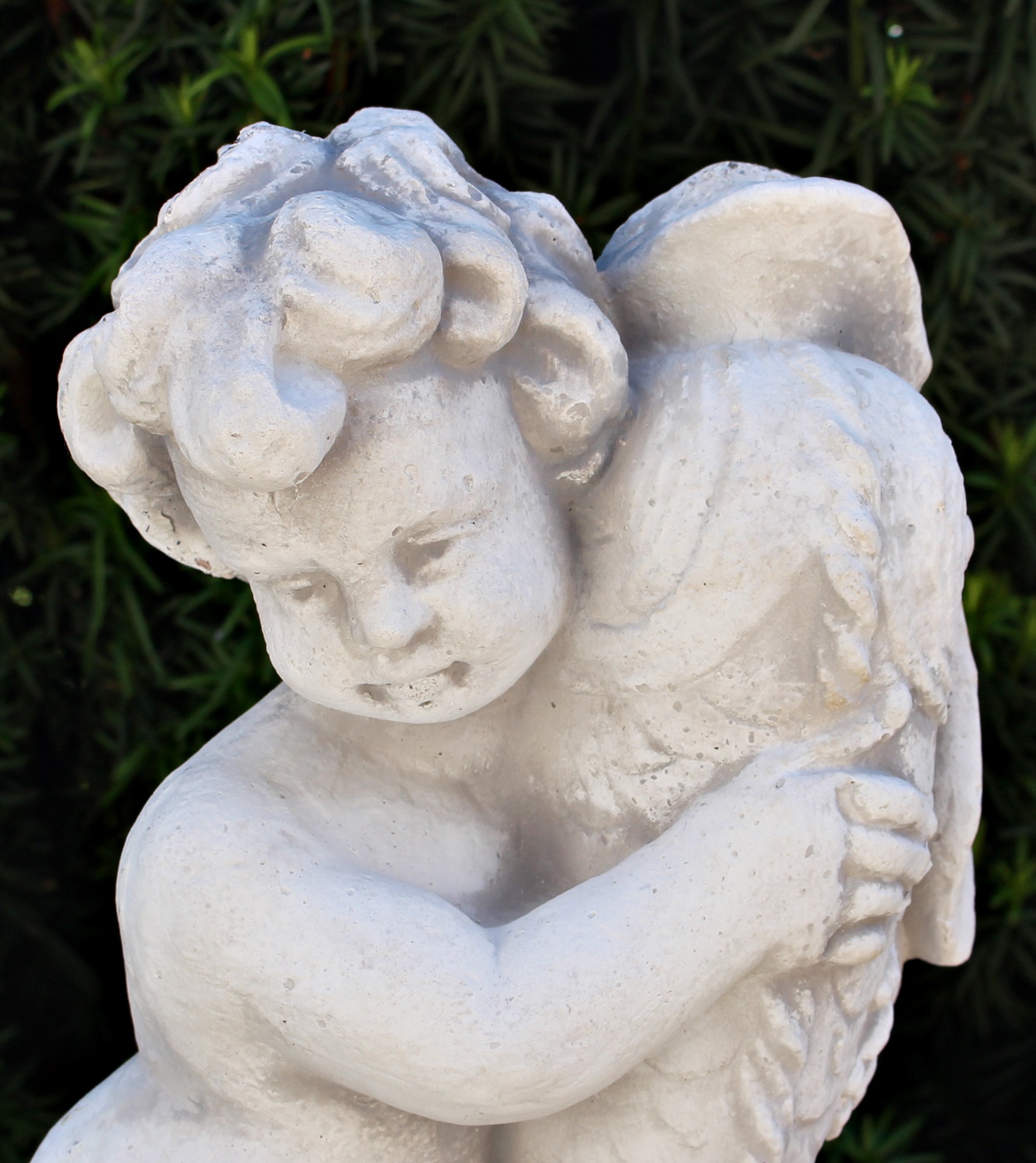 Beton Figur Statue Putte mit Fisch als Wasserspeier (ohne Schlauch) H 42 cm Dekofigur Gartenskulptur