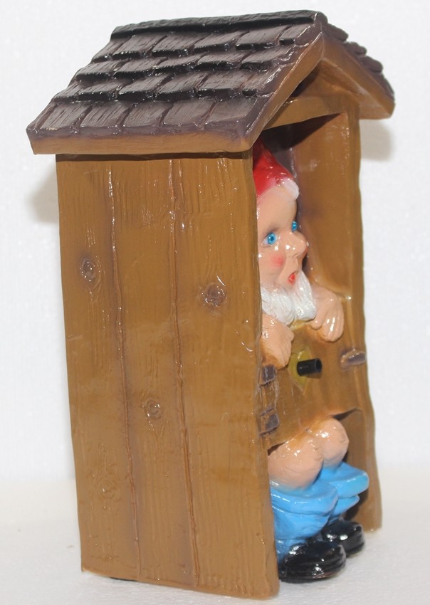 Gartenzwerg im WC-Häuschen sitzend H 29 cm Zwerg Deko Spaß Bewegungsmelder Pfeifen