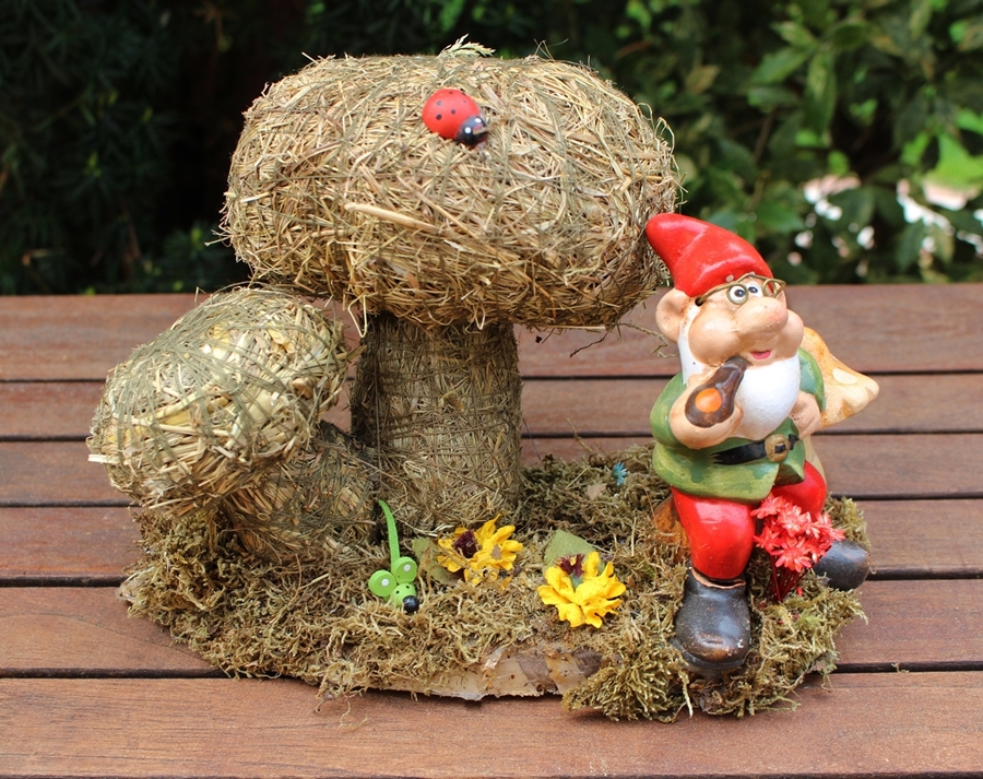 Deko Heu Figur Zwerg und Pilz auf Birkenscheibe dekoriert aus Naturmaterial Heudeko Basteln