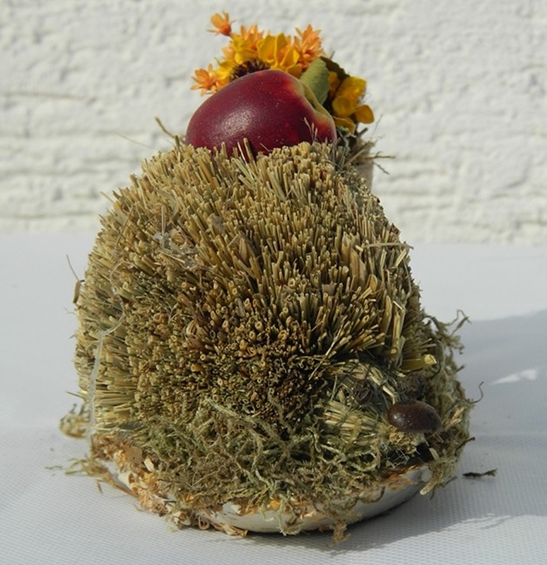 Deko Heu Figur Igel auf Birkescheibe mit Töpfchen dekoriert aus Naturmaterial Heudeko Basteln