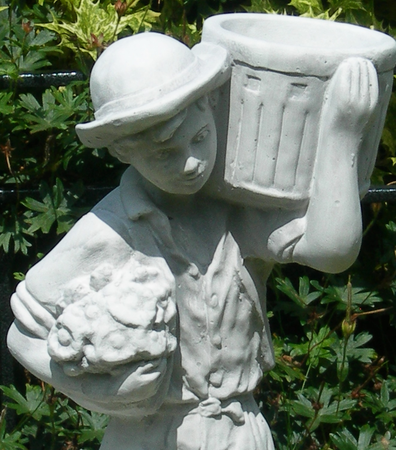Beton Figur Junge mit Töpfen zum Bepflanzen H 50 cm Dekofigur und Gartenskulptur