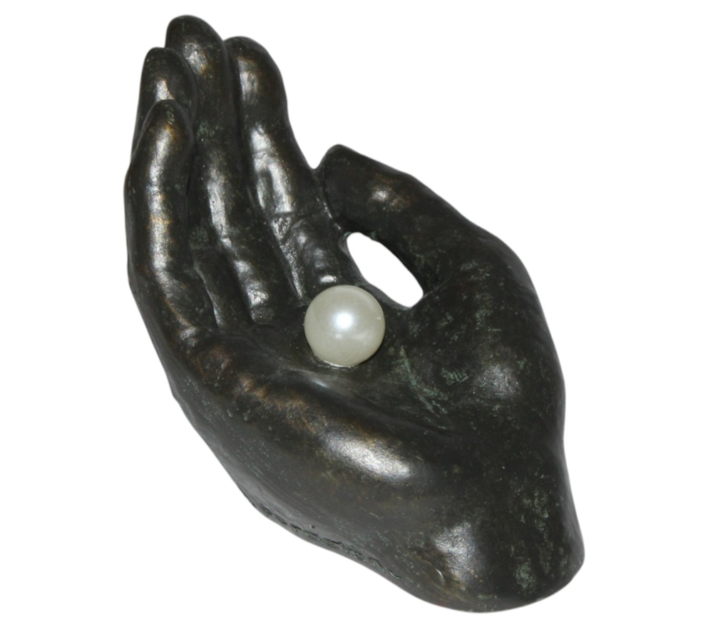 "Kostbarkeit in seiner Hand“ Dekofigur Hand mit Perle Lange 7,5 cm - Hand-Skulptur in Bronze-Optik