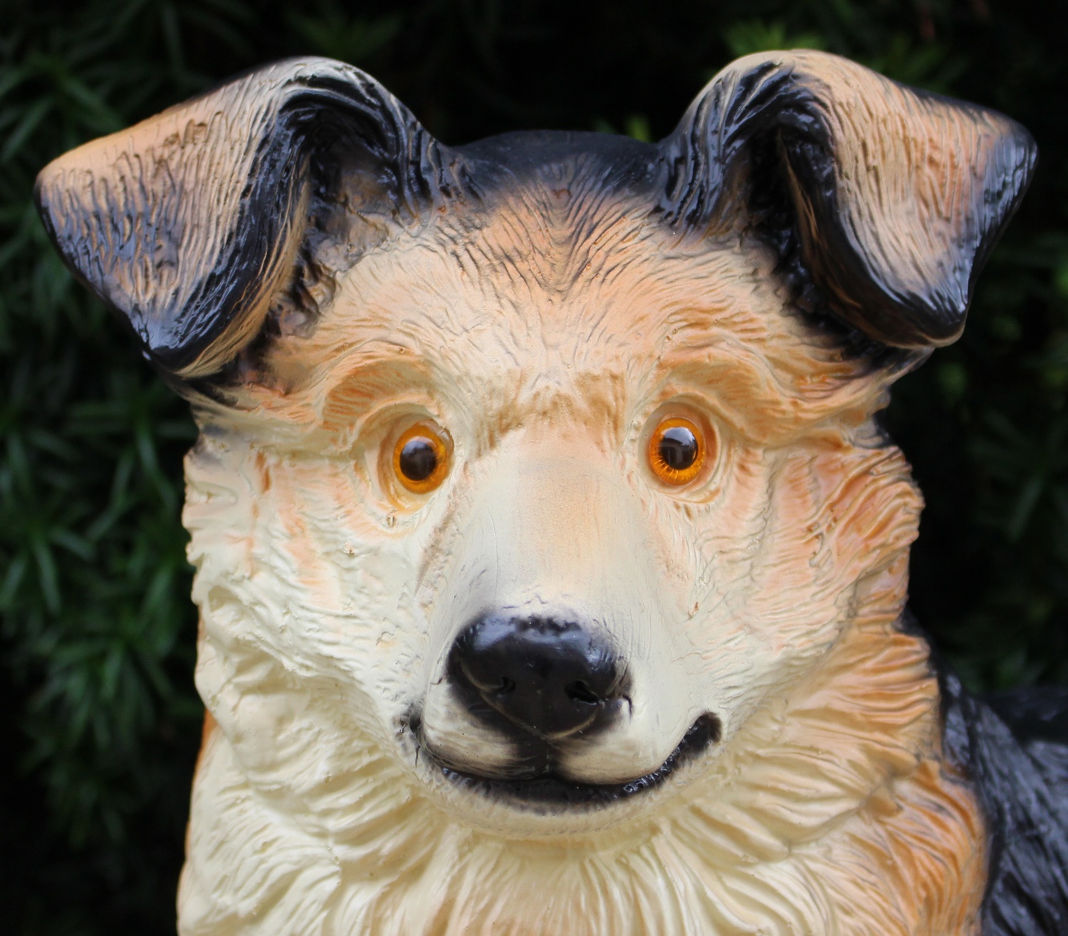 Dekorationsfigur Hund  Welpe Border Collie liegend H 32 cm Dekofigur Gartenfigur Hundedeko Kunstharz