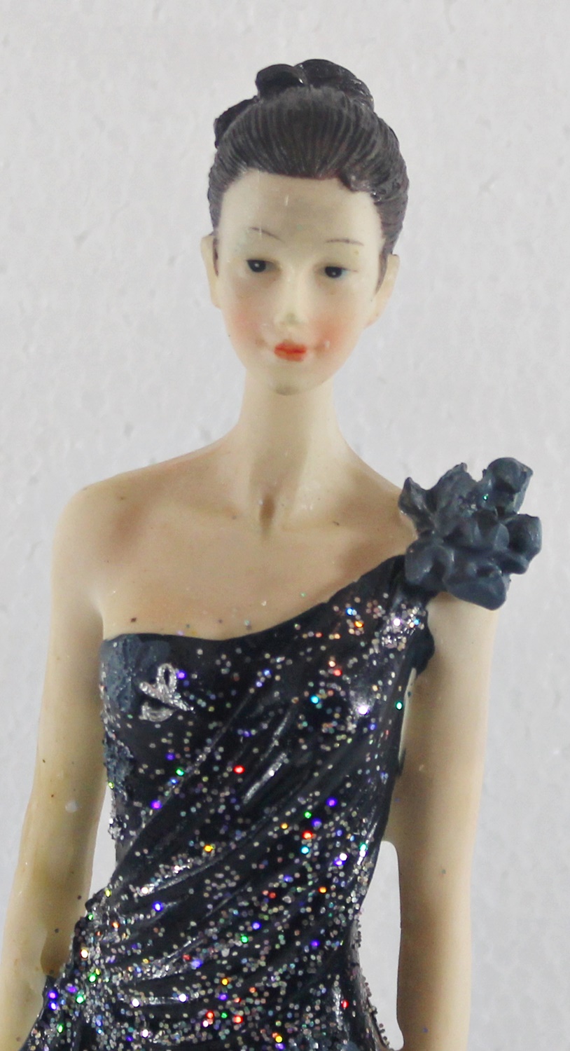 Beauty Figur Deko Modefigur Modepuppe Nostalgiefigur Dame schwarzen Kleid mit blauer Blume aus Resin