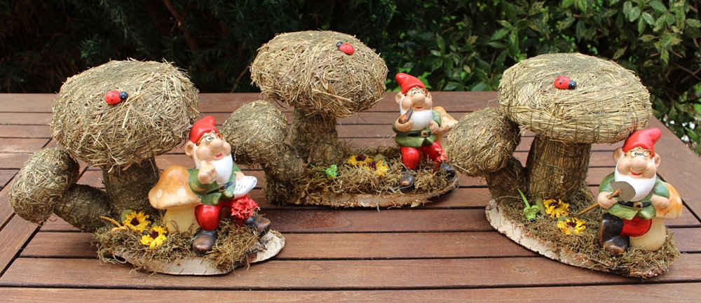 Deko Heu Figur Zwerg und Pilz auf Birkenscheibe dekoriert aus Naturmaterial Heudeko Basteln