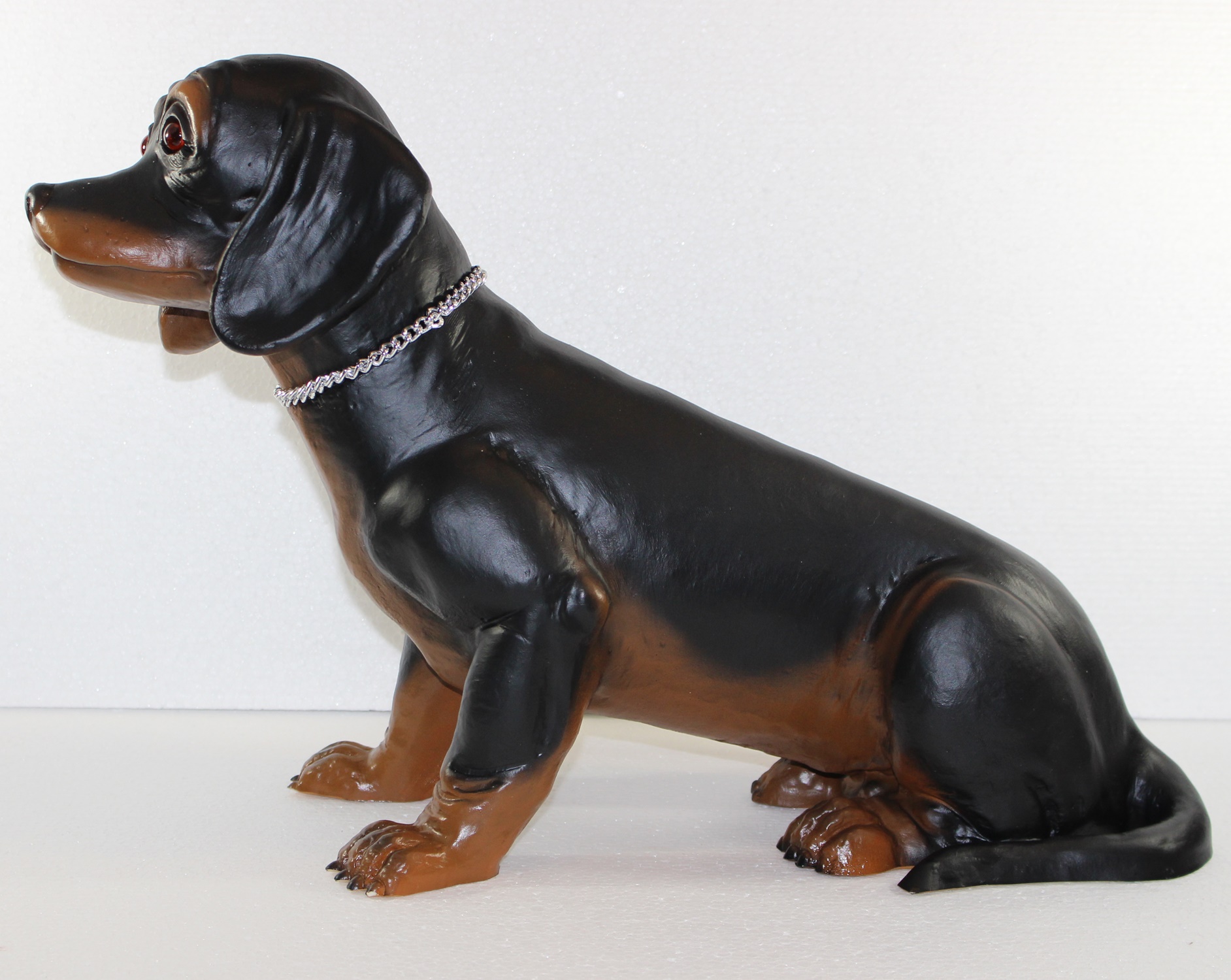 Deko Garten Figur Dekofigur Gartenfigur Hundefigur Dackel sitzend aus Kunststoff Höhe 32 cm