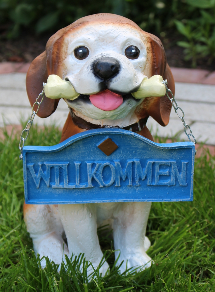Dekofigur Hund mit "Wilkommen" Schild Deko Figur H 30 cm aus Kunstharz Tierfigur Garten Figur