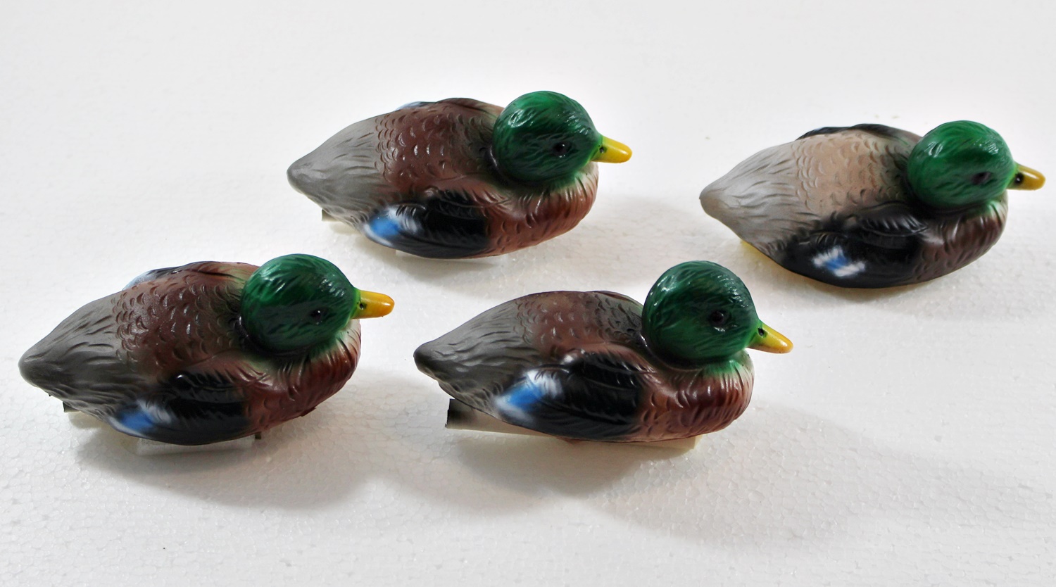 Deko Garten Figur Dekofigur Gartenfigur Teichfigur vier Schwimmente Entlein aus Kunststoff Höhe 7 cm