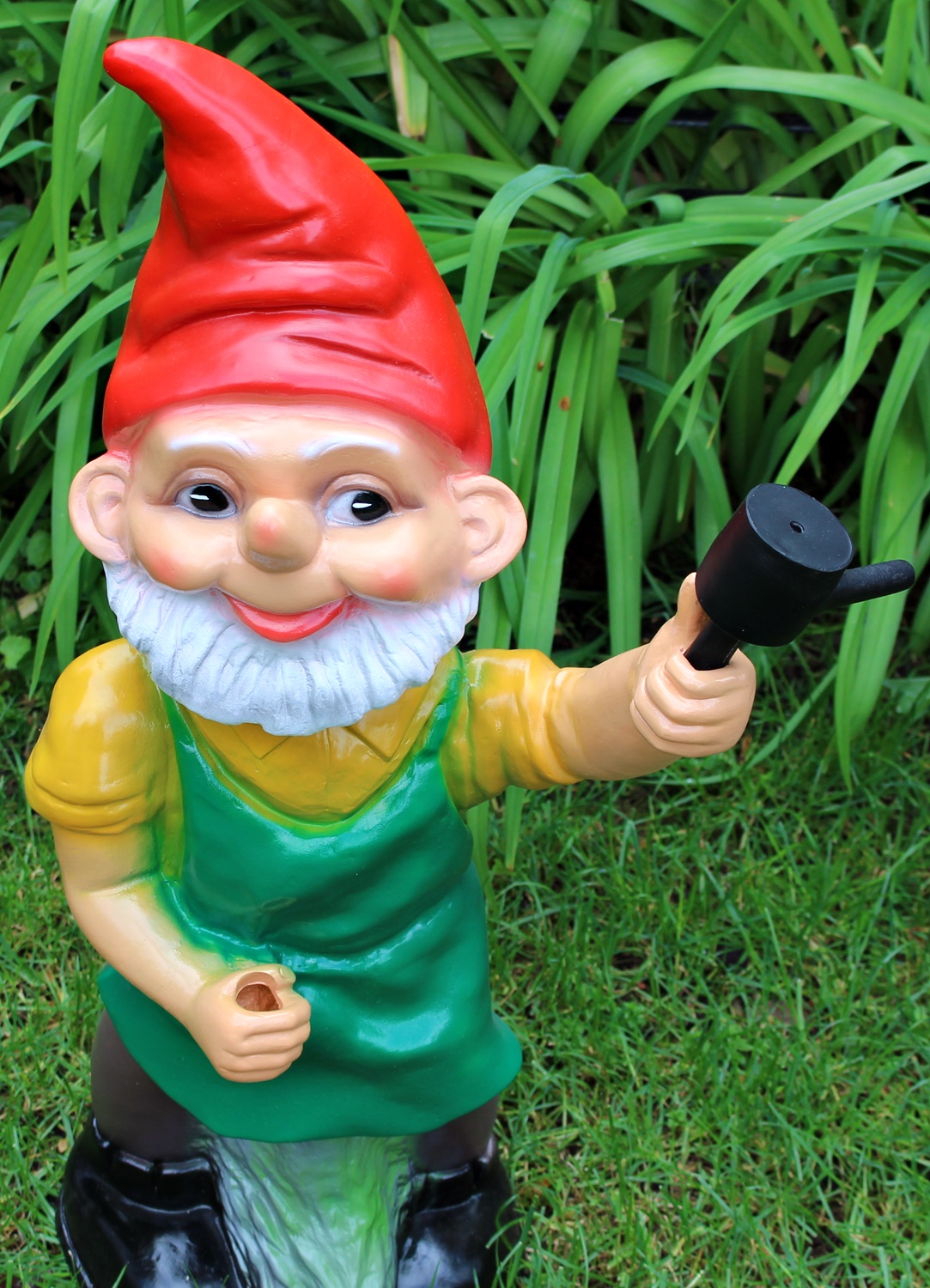 Gartenzwerg mit Rasensprenger Figur Zwerg stehend H 70 cm großer Deko Zwerg Gartenfigur Kunststoff