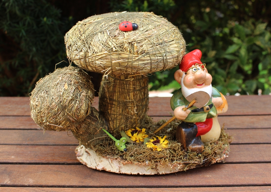 Deko Heu Figur Zwerg und Pilz auf Birkenscheibe dekoriert aus Naturmaterial Heudeko Basteln