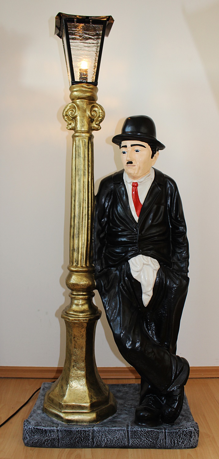 Dekorationsfigur Komiker Schauspieler Charlie Chaplin stehend an elektr. Laterne Deko Figur H 125cm