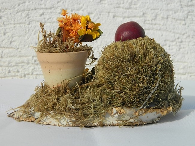 Deko Heu Figur Igel auf Birkescheibe mit Töpfchen dekoriert aus Naturmaterial Heudeko Basteln