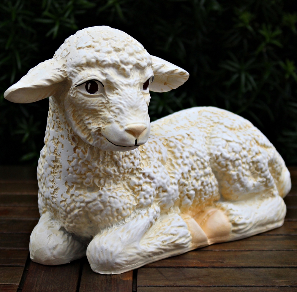 Deko Figur Lamm liegend Kopf gerade H 18 cm Lämmchen Gartenfigur aus Kunstharz