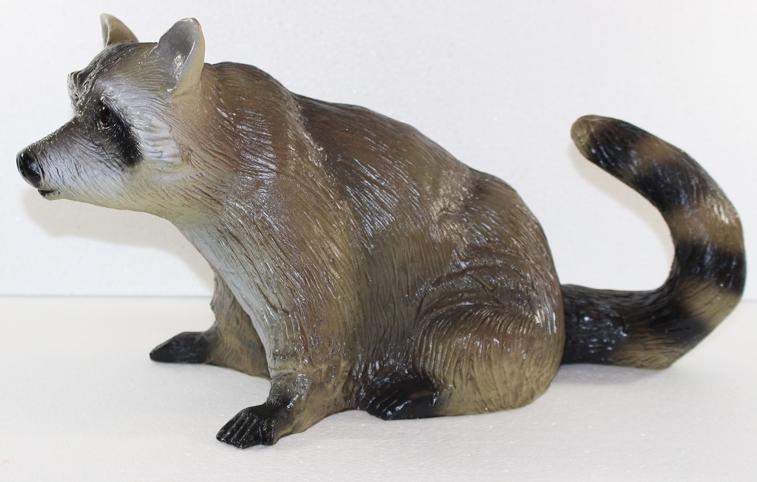 Deko Garten Figur Dekofigur Gartenfigur Tierfigur Waschbär sitzend aus Kunststoff Höhe 21 cm