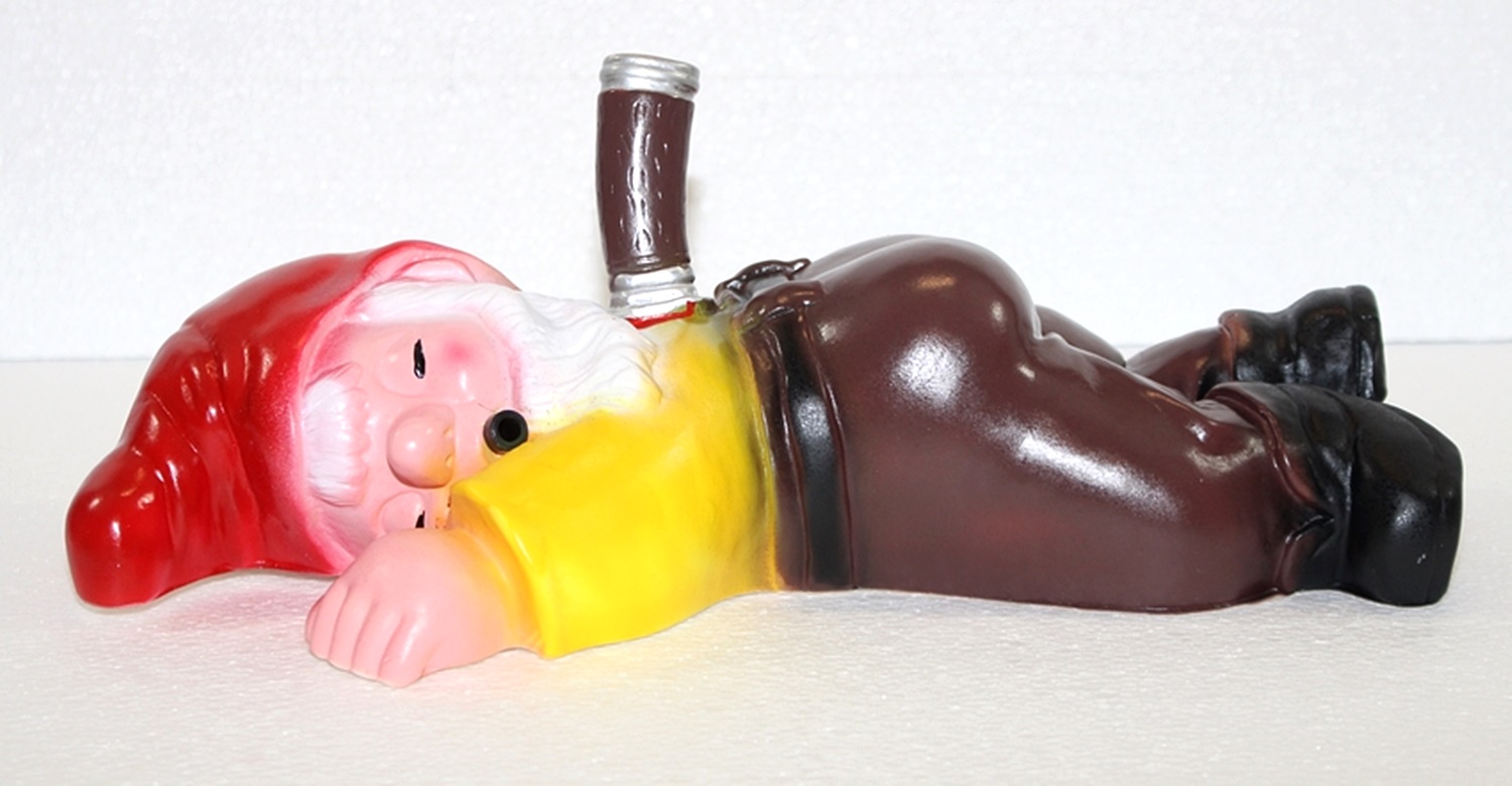 Gartenzwerg mit Messer im Rücken mit Bewegungsmelder pfeifen Figur Zwerg H 12 cm aus Kunststoff